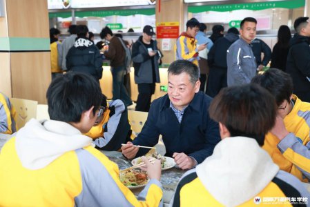 校長陪餐,把關(guān)懷落到餐桌,筑牢食品安全防線！